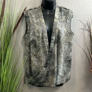 #113 APT.9 sleeveless Snakeskin print, high low top size L